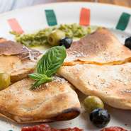 【ムイ・リカ】でしか食べられない人気メニューです。タコスと、ハム、チーズの食感がたまりません。