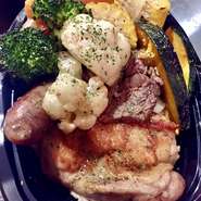 テイクアウト) チキン、チョリソ、牛ステーキと野菜盛り合わせ