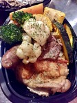 テイクアウト) チキン、チョリソ、牛ステーキと野菜盛り合わせ
