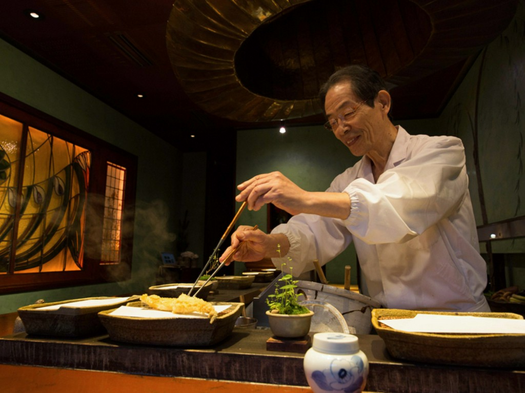 味だけにとどまらない、カウンター越しに見る名人の技