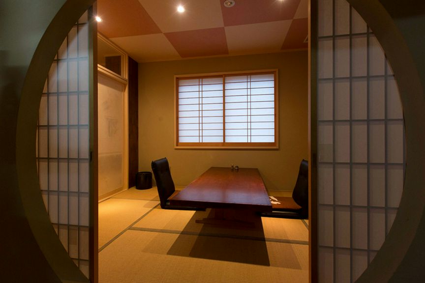 20人のアーティストの技と早乙女氏の思いが詰まった店内