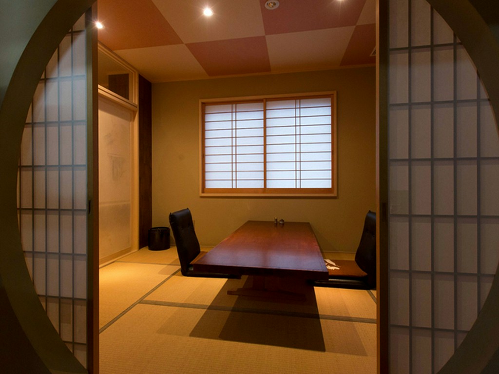 20人のアーティストの技と早乙女氏の思いが詰まった店内