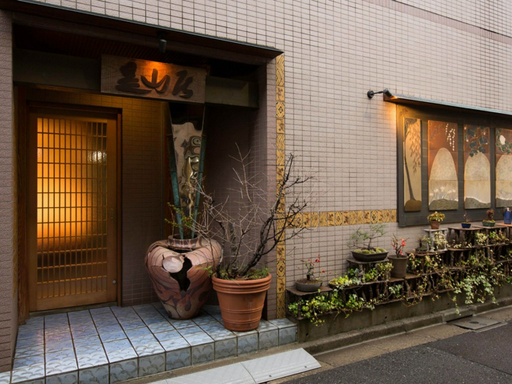 伝統的なメインストリートに暖簾を掲げる江戸前の誇り