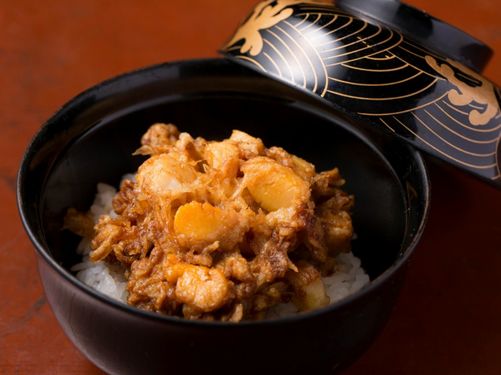 コースの最後には、貝柱がたっぷりの『天丼』を