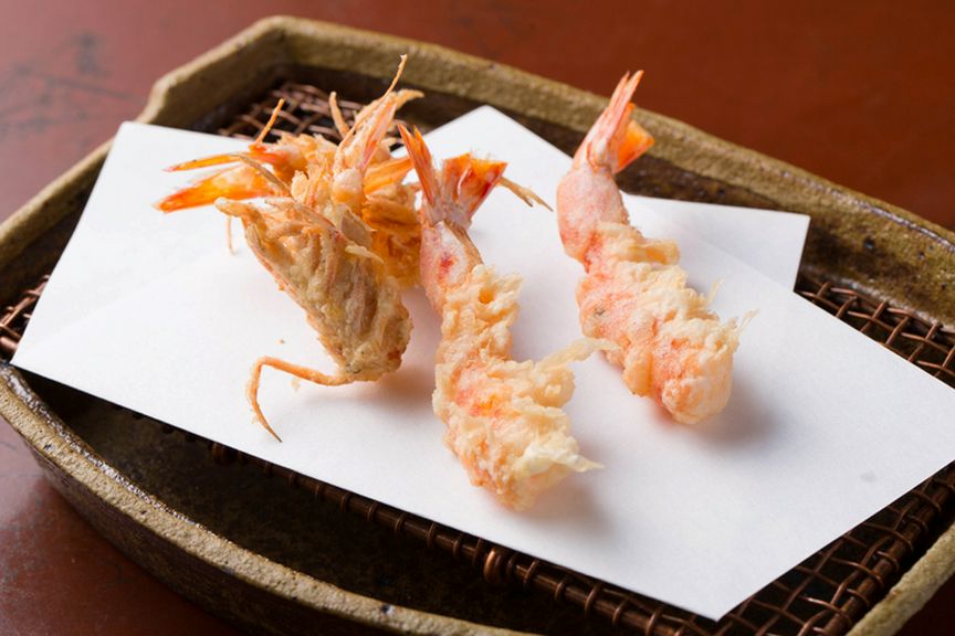 香ばしい頭と弾力と甘さの胴、2種の異なる味で堪能する『車海老』