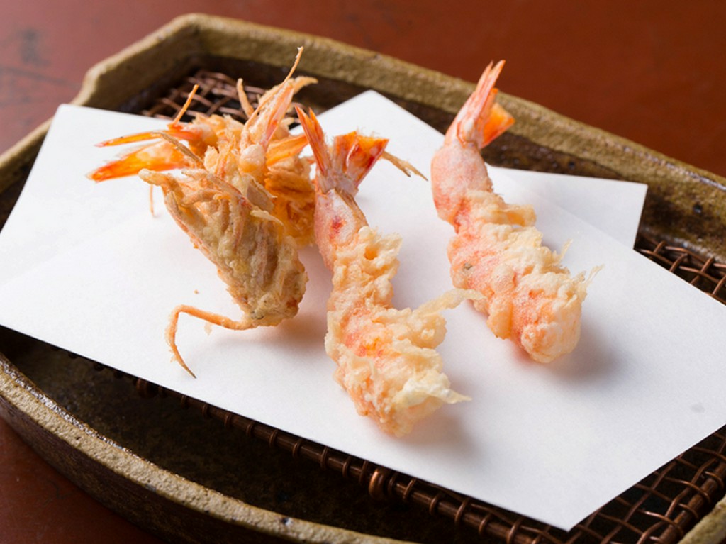 香ばしい頭と弾力と甘さの胴、2種の異なる味で堪能する『車海老』