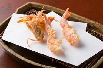 香ばしい頭と弾力と甘さの胴、2種の異なる味で堪能する『車海老』