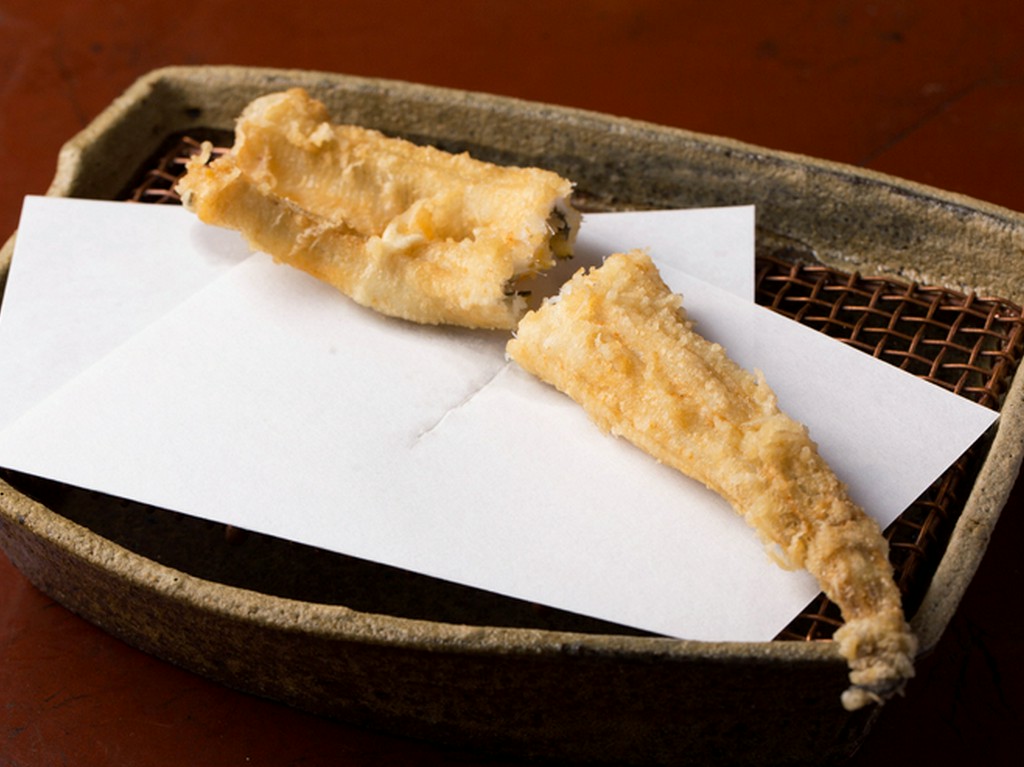 身はふっくらと柔らかく、表面は香ばしく。驚きの旨みを内包する店の代名詞『穴子』