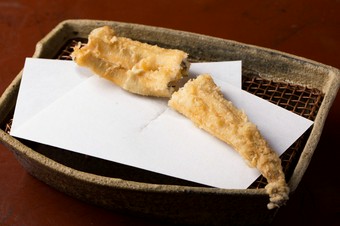 身はふっくらと柔らかく、表面は香ばしく。驚きの旨みを内包する店の代名詞『穴子』