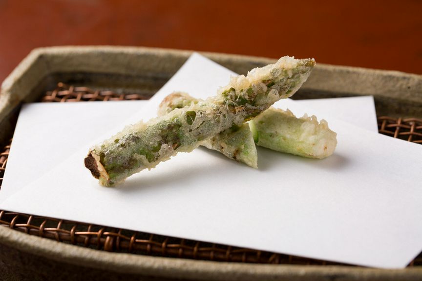 一本の天ぷらで驚きの変化と深みを表現する『アスパラガス』