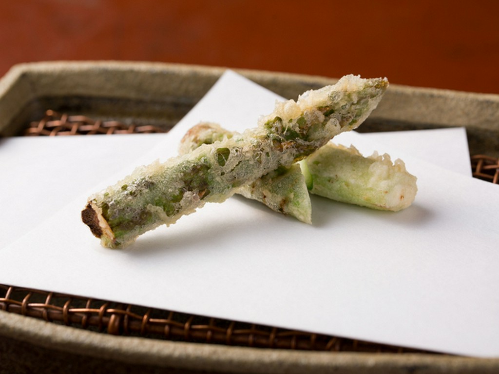 一本の天ぷらで驚きの変化と深みを表現する『アスパラガス』