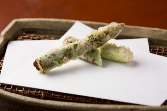 一本の天ぷらで驚きの変化と深みを表現する『アスパラガス』