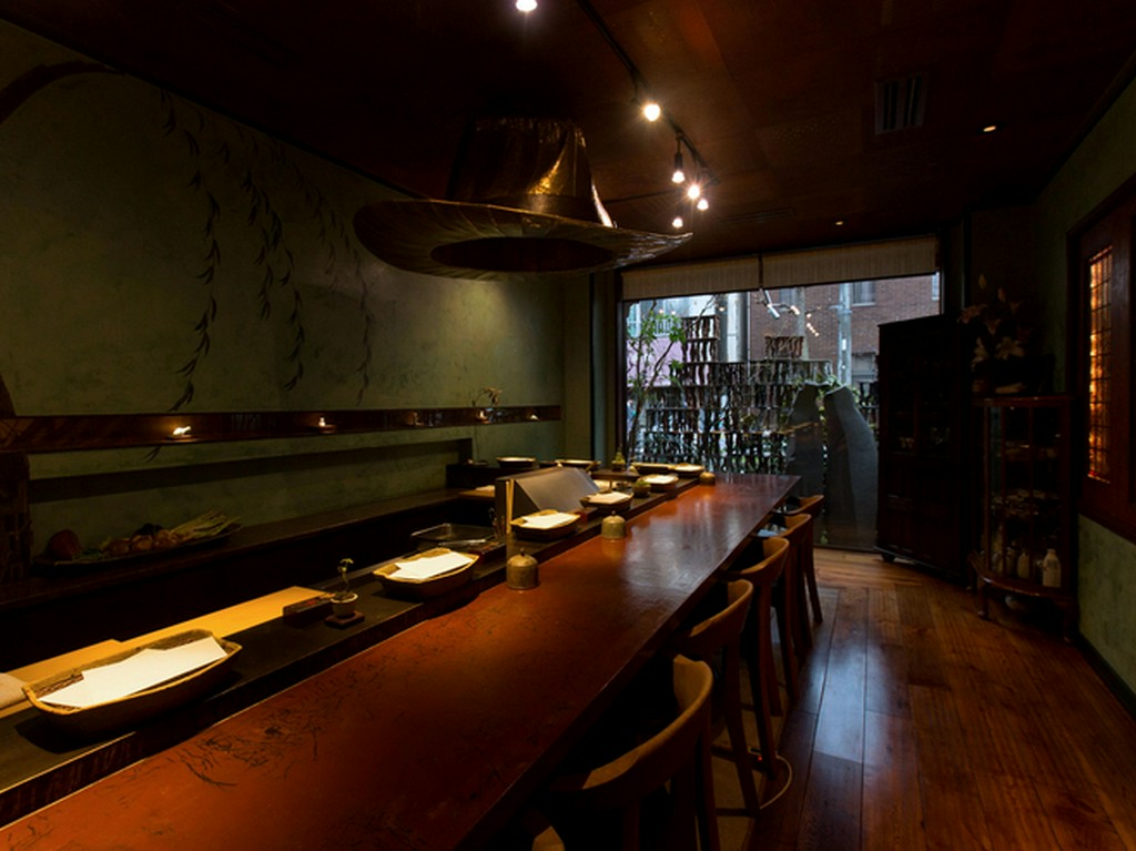 一尺五寸のカウンターを通して、日本の四季の移ろいを感じる