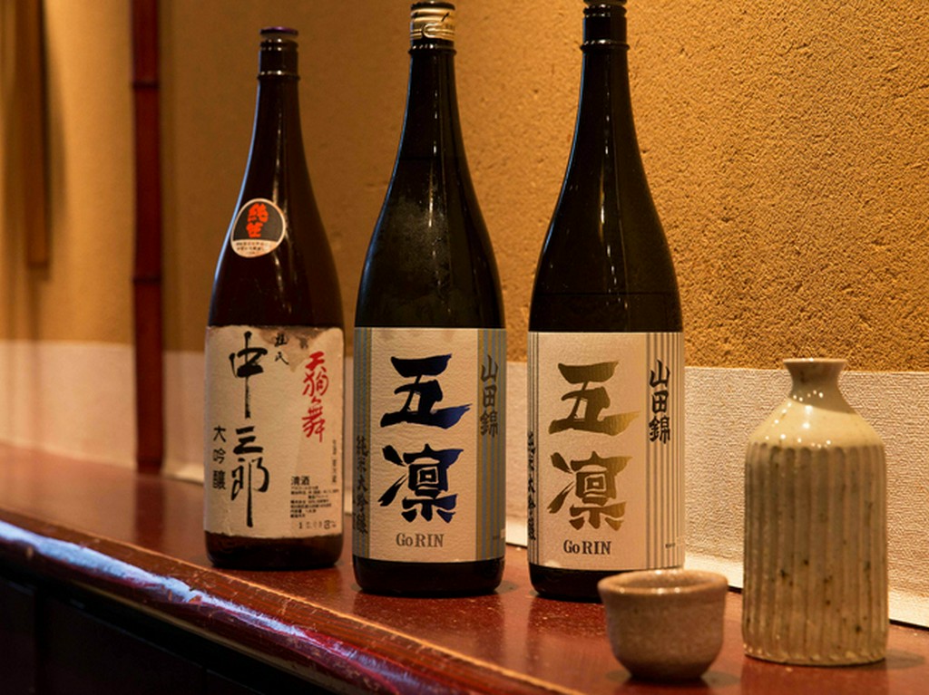 料理に合わせ、地元・石川県の地酒が豊富