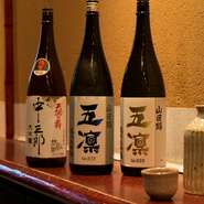 中川氏の料理のお供には、『天狗舞　五凛』や『天狗舞　中三郎』など、地元・石川県の地酒がしっくりと馴染みます。ほかにも能登の『池月』、白山市の『手取川』など、石川の酒が豊富に揃っています。