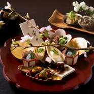季節の味を一皿に盛り込む『盛り込み』など、中川氏の料理は地元金沢の四季を表現しています。春であれば、たけの子寿司、ワラビの酢の物、桜の葉にくるんだクジラなどが食膳を彩ります。