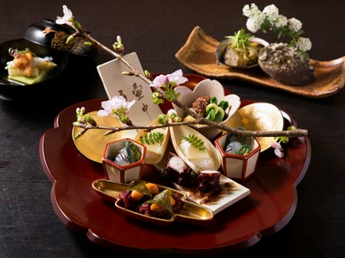 目でも舌でも楽しめる、華やかな盛り付けで旬を感じる