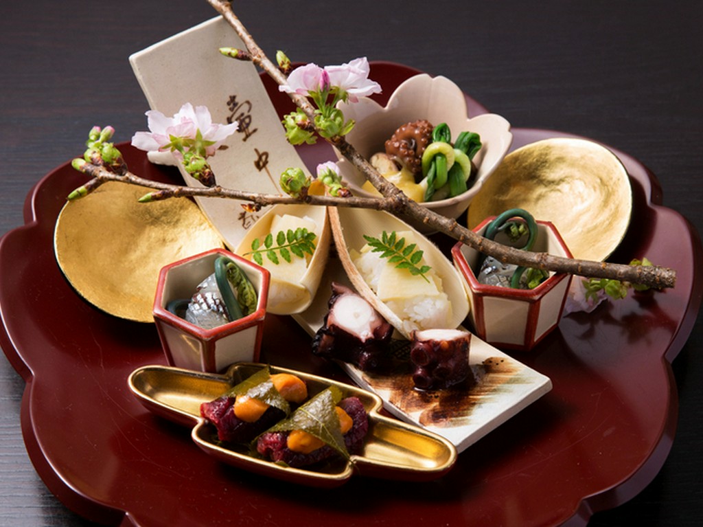 季節の食材が美しく盛られた『盛り込み』