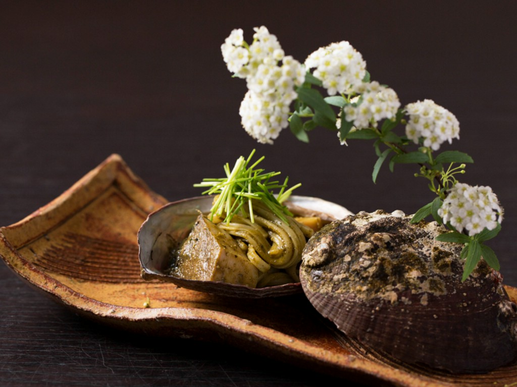 肝の苦味が日本酒を呼ぶ『アワビと氷見うどんの肝みそ和え』