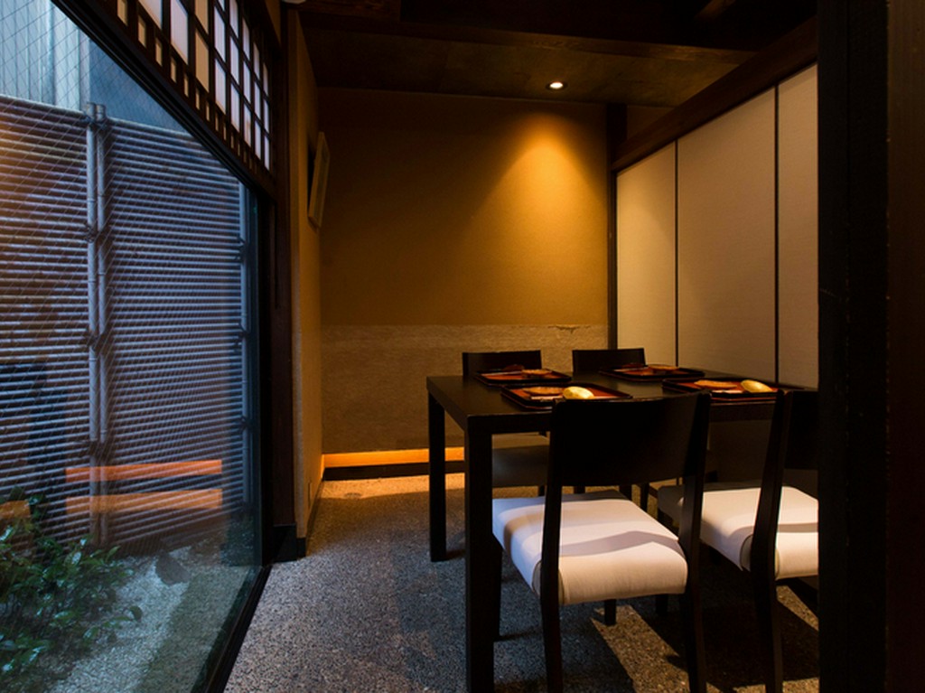 1階テーブル席も、それぞれ個室でゆったりと