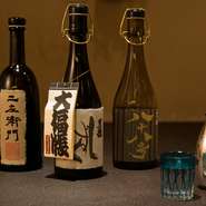 料理に合わせ厳選して仕入れる日本酒は、食中酒として最適。なかでも人気の『黒龍』の品揃えは圧巻。『八十八号』や『仁左衛門』など、ほかではなかなか味わえない限定酒なども豊富に揃えています。