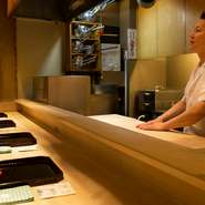カウンターを中心に構成される店内は、テーブル、個室を入れても14席と小体。はじめてでさらにひとりでもカウンターに陣取れば、主人と金沢や料理の話に華が咲くつくりに。金沢の夜を気兼ねなく楽しませてくれます。