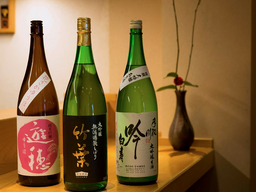 利酒師ならでは。自らの料理に合わせた銘酒がずらり