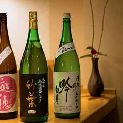 利酒師ならでは。自らの料理に合わせた銘酒がずらり