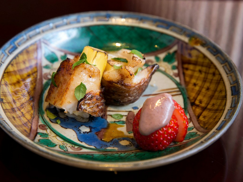 のどぐろの脂をいちごがさっぱり洗い流す『のどぐろのタケノコ包み焼き』