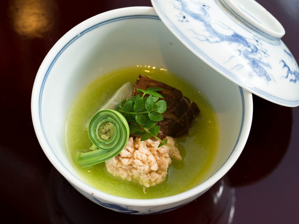 華やかな色合いで目でも下でも楽しめる『鯛の子と能登の原木しいたけ』