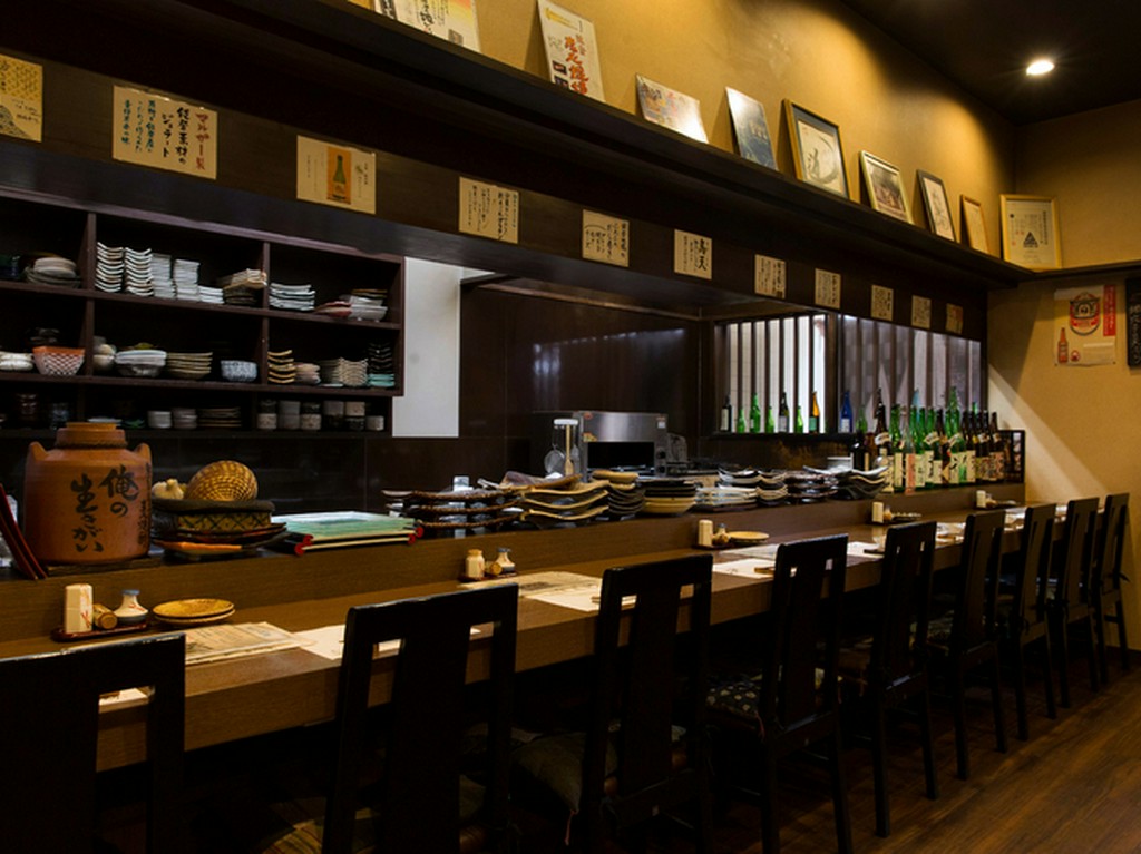 魚介自慢の居酒屋は、ひとり客にもうれしい構造に