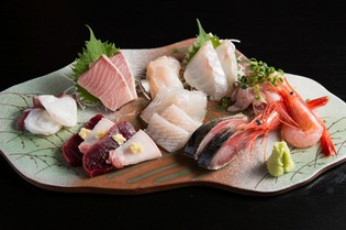 9種類の魚介を豪快に盛った『刺身盛り合せ』