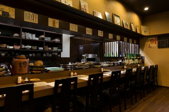 店主やスタッフと会話を楽しめるカウンターがおすすめ