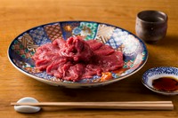 福島県会津坂下産の馬のモモ肉を使った刺身。際立つ赤身の旨みは、格好の酒の肴に。写真は大（約100g）：2200円　極上の赤身のもも肉ににんにく味噌を添えて。※昼の混雑時にはご提供できません。