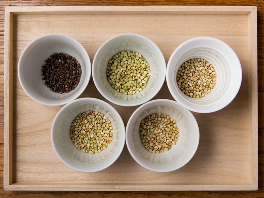 蕎麦農家との密な関係を築き、仕入れる全国各地の蕎麦