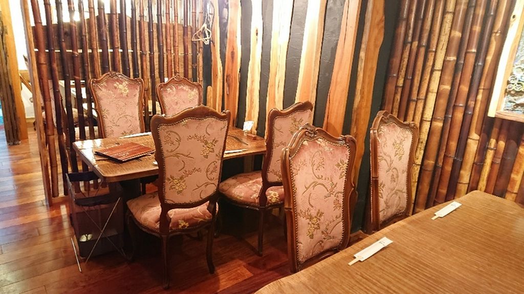 温かみと洗練が同居する、落ち着いた空間演出