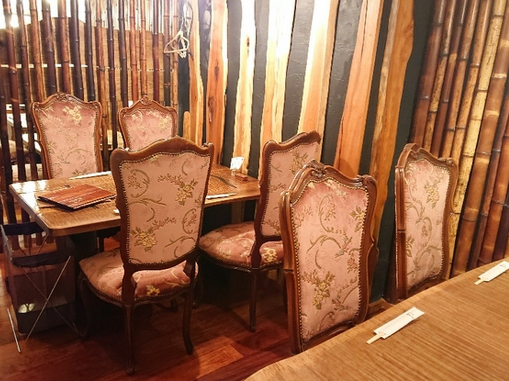 温かみと洗練が同居する、落ち着いた空間演出