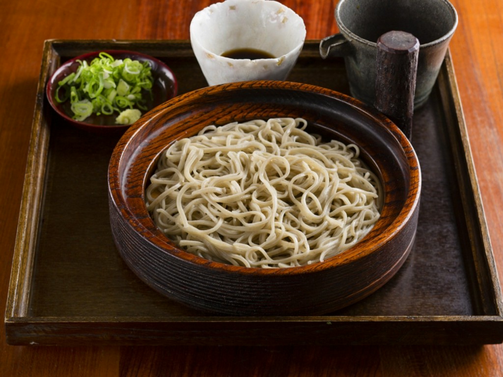 その日の気候などを見極めて蕎麦粉をブレンドした十割蕎麦