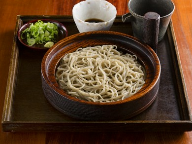 その日の気候などを見極めて蕎麦粉をブレンドした十割蕎麦