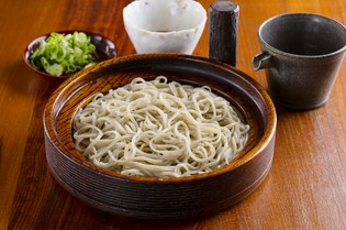長野県産と新潟県産の蕎麦を自家製粉し、ブレンドを微調整