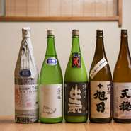 日本酒のセレクト基準は基本的に肴との相性。ただしさまざまな要望に応えられるよう、辛口、甘口、微発泡など、各ジャンル最低一種ずつは取り揃えています。季節限定の酒も多数。
