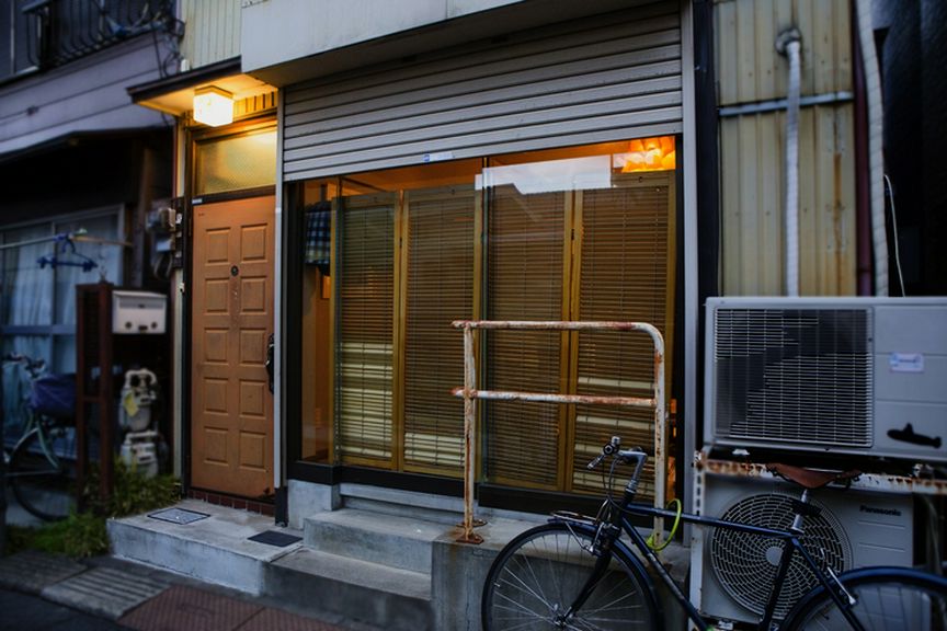 目印ひとつない一軒家に、ドアホンを鳴らして入店