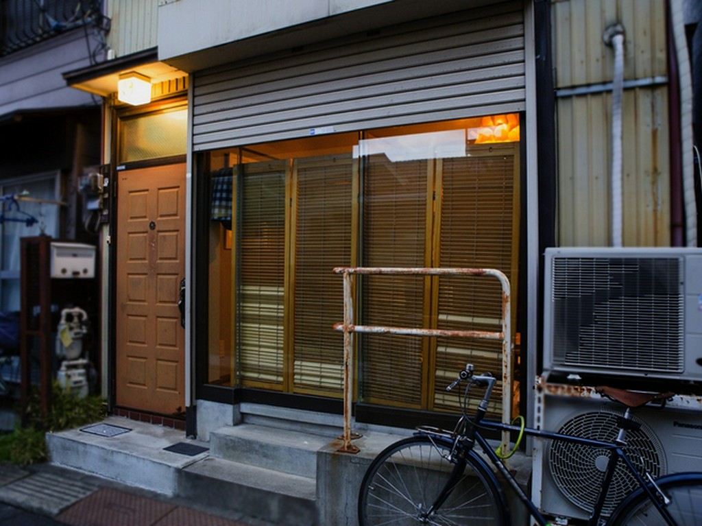 目印ひとつない一軒家に、ドアホンを鳴らして入店