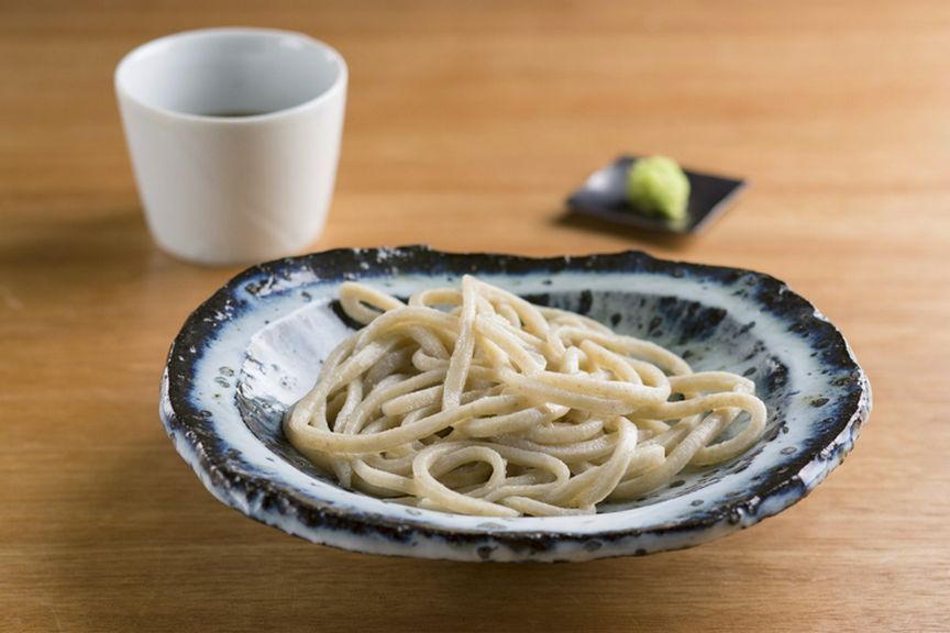 シンプルな盛り付けを引き立てる力強い器