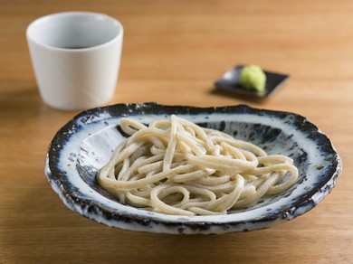 シンプルな盛り付けを引き立てる力強い器