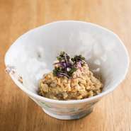 神奈川県津久井産の在来大豆を使い仕立てる自家製豆腐。そのおからでつくる煮物も、上質な大豆の旨みが際立ちます。蕎麦の返しを使ったしっかり目の味付けも絶妙です。