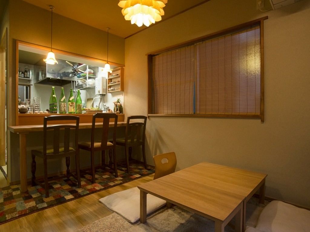 住居と見間違えるような飾り気のない和室が舞台