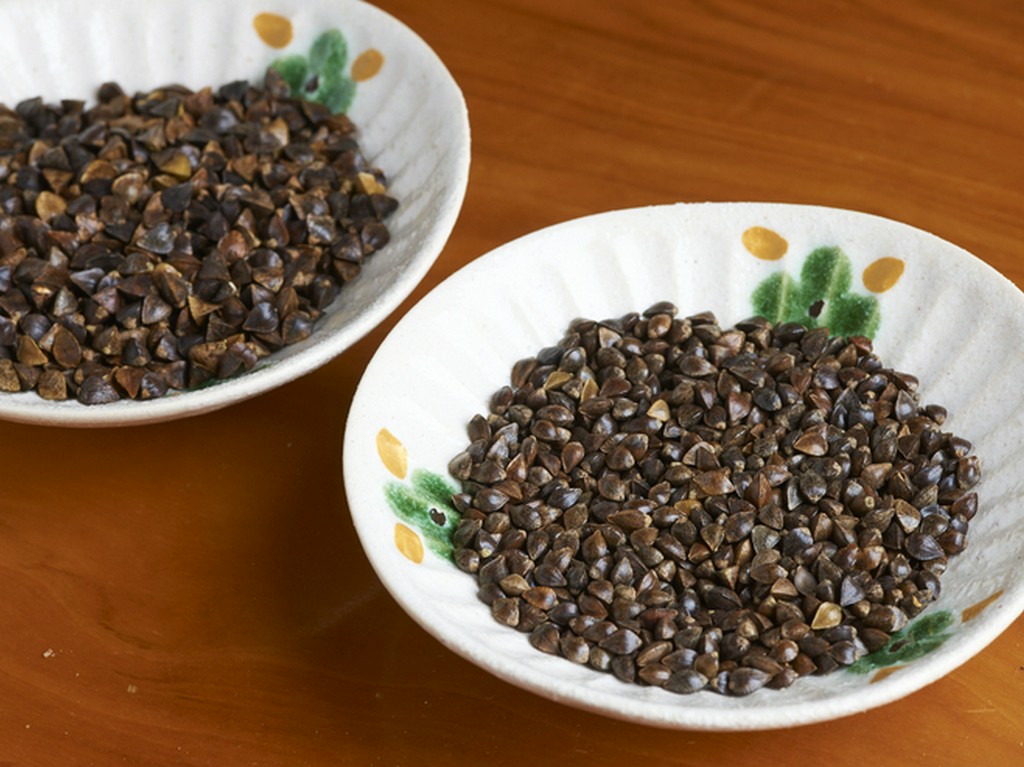 在来種の玄蕎麦を仕入れ、11台の石臼を使って自家製粉