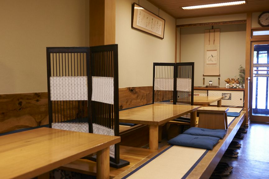 ゆったりと蕎麦を楽しむのにうってつけの純和風の店内