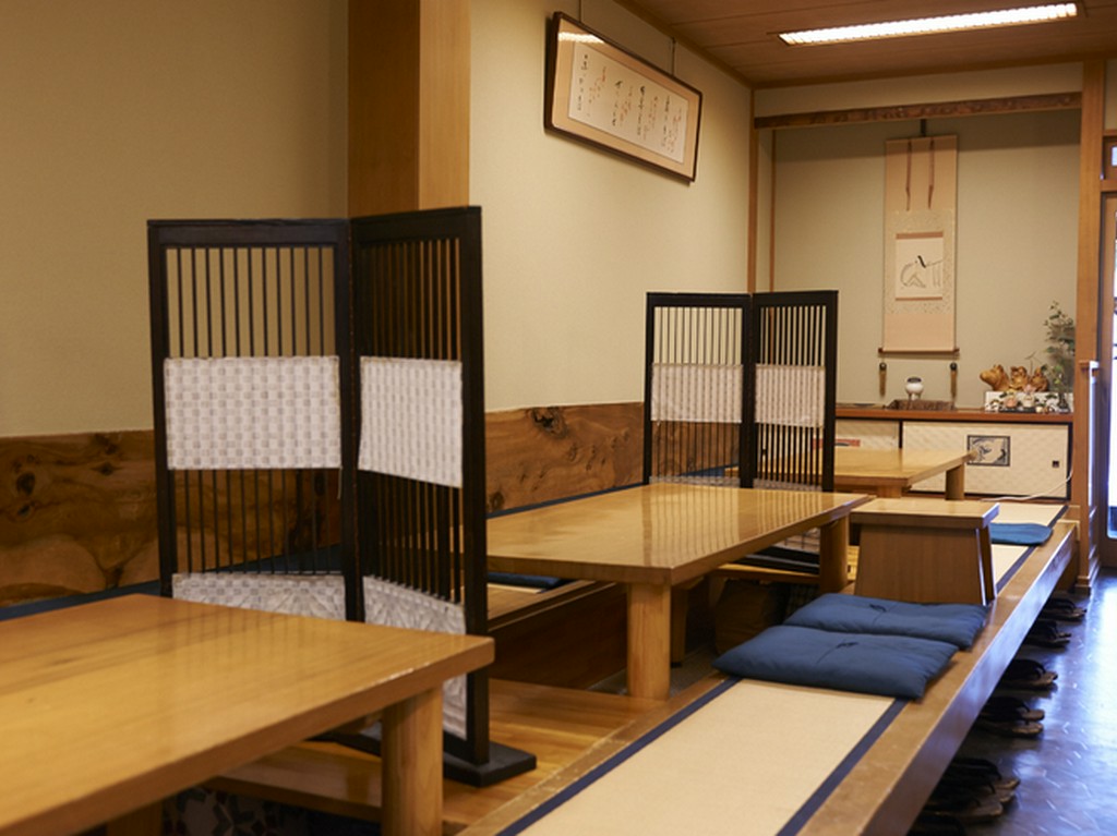 ゆったりと蕎麦を楽しむのにうってつけの純和風の店内